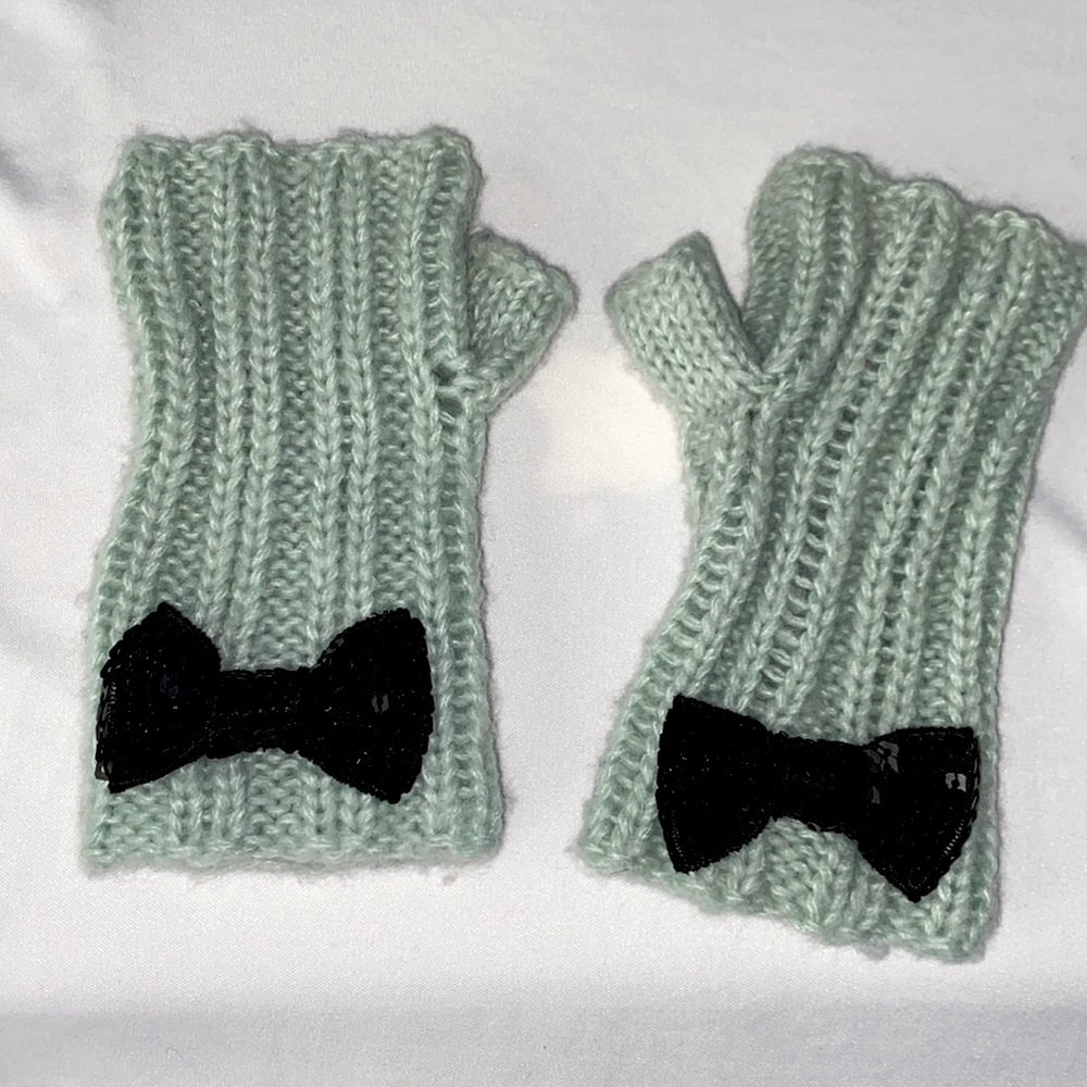 Green touch screen gloves with bow